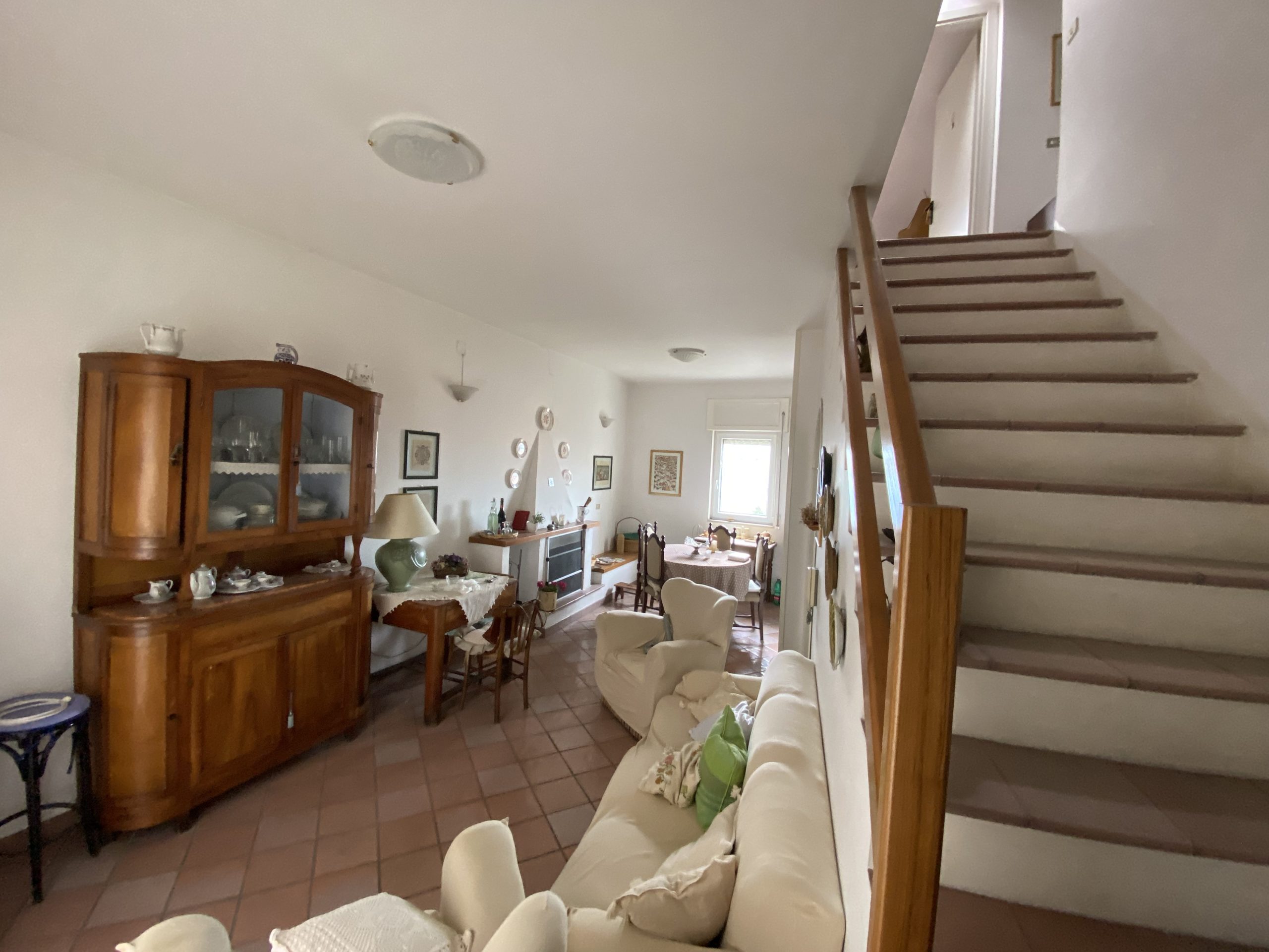 05-Salone-dal-disimpegno-delle-scale